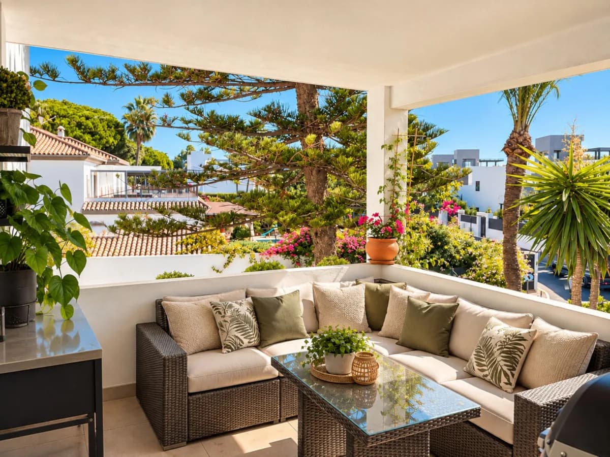 3 Bedroom Middle Floor Apartment for Sale in San Pedro de Alcántara, Málaga - Image 5