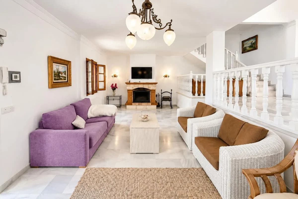 3 Bedroom Semi-Detached House for Sale in Nueva Andalucía, Málaga - Image 3