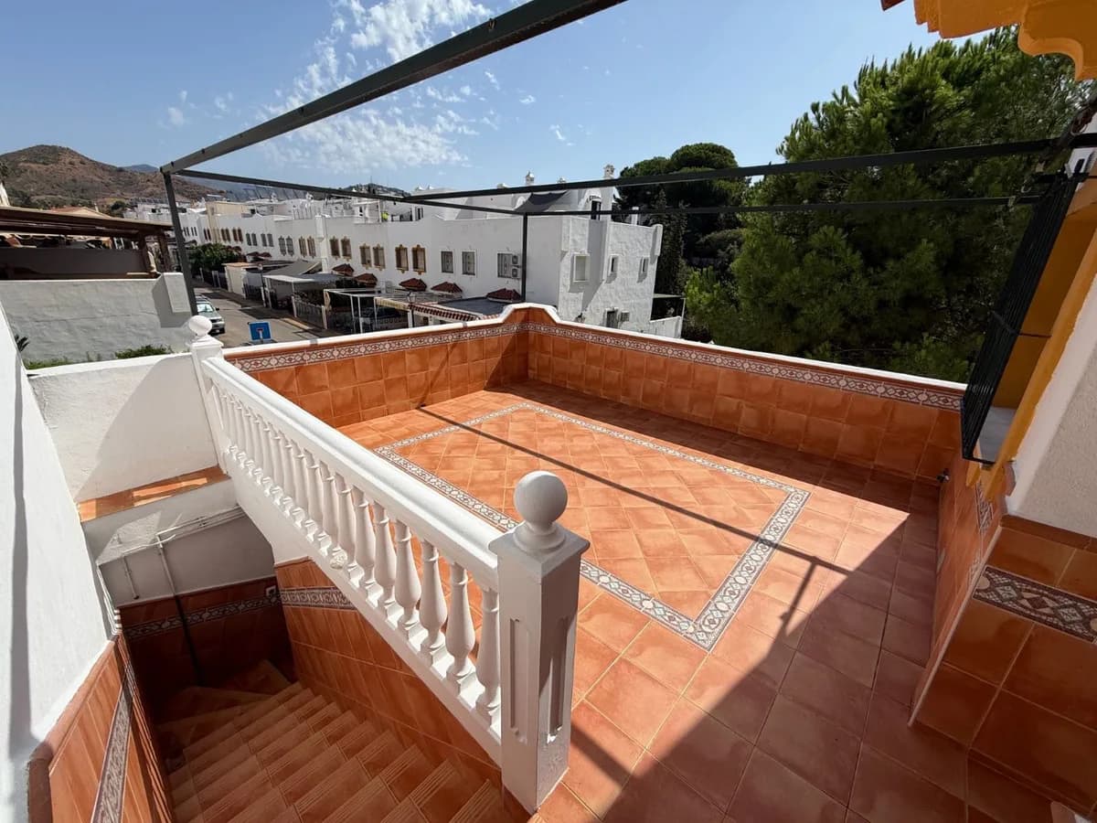 4 Bedroom Semi-Detached House for Sale in Marbella, Málaga - Image 8