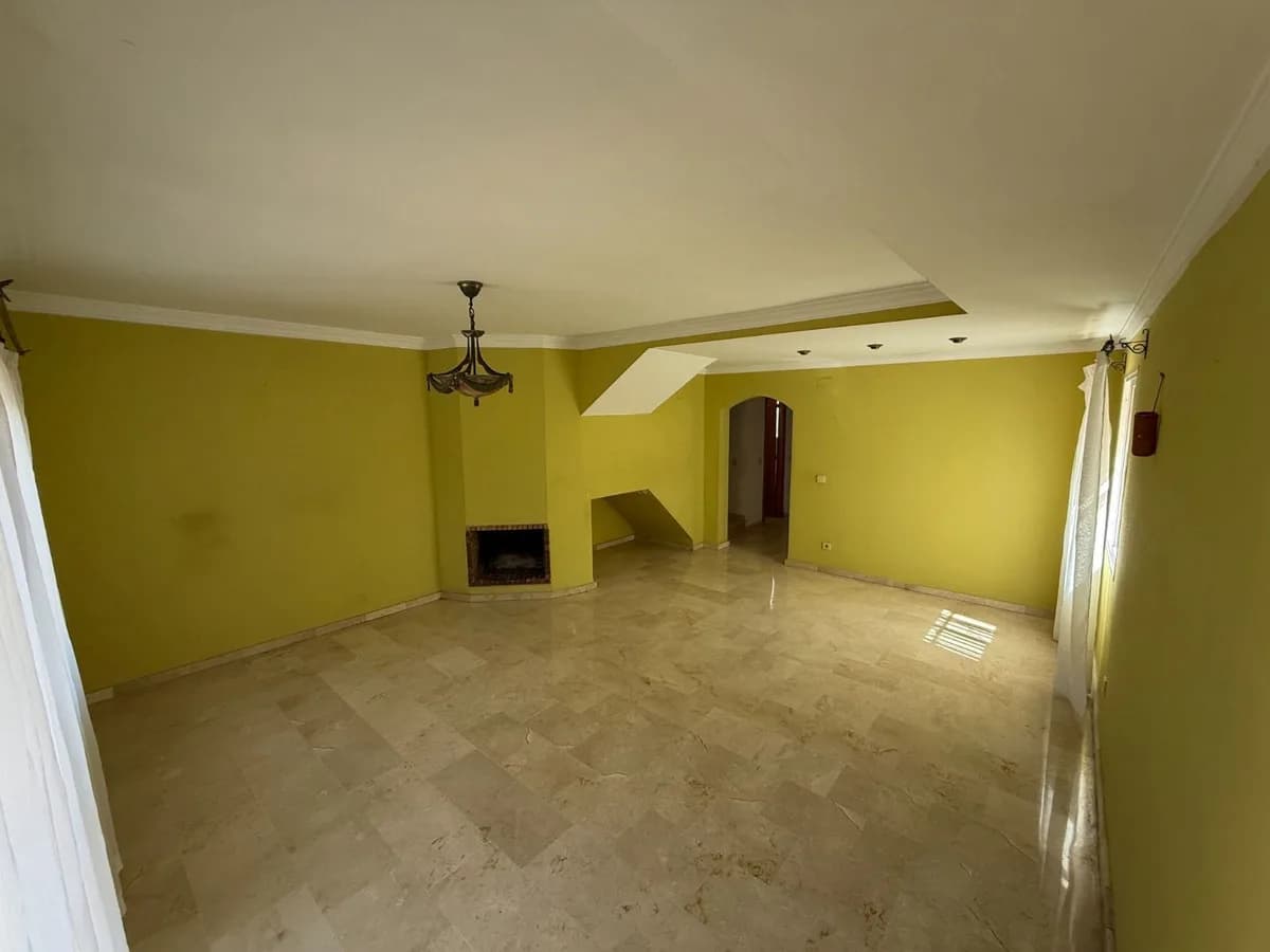 4 Bedroom Semi-Detached House for Sale in Marbella, Málaga - Image 9