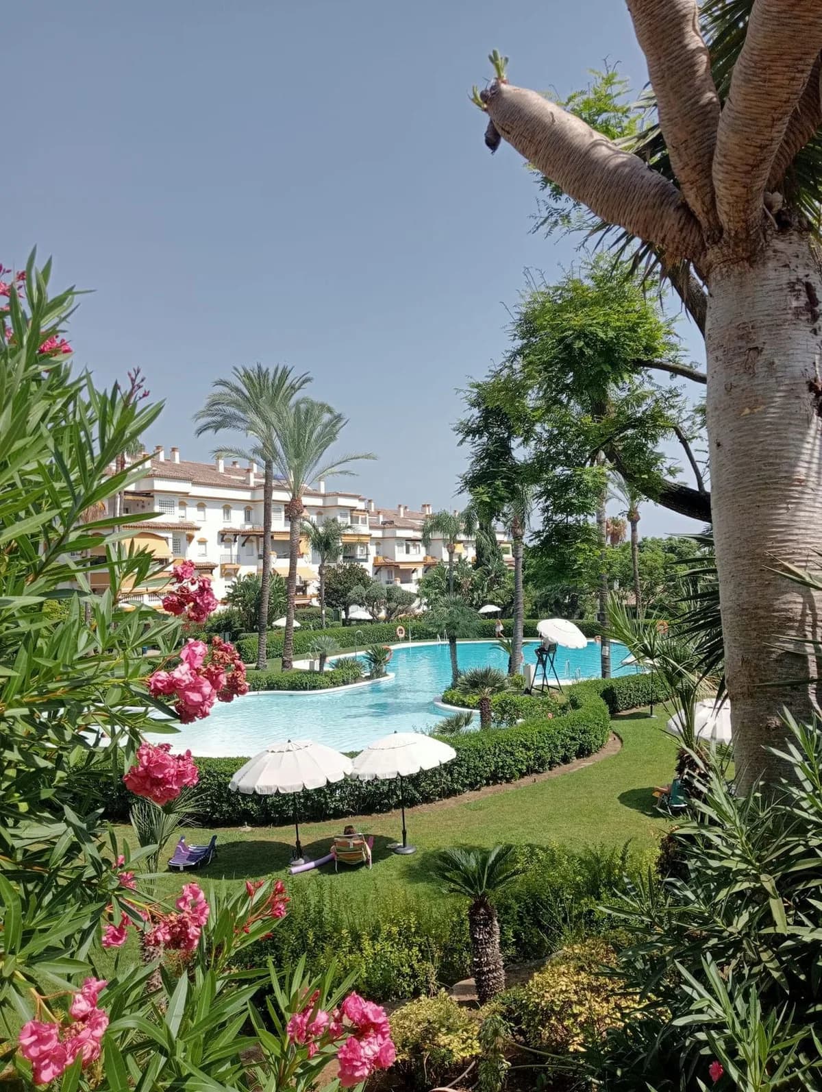 2 Bedroom Middle Floor Apartment for Sale in Marbella, Málaga - Image 2