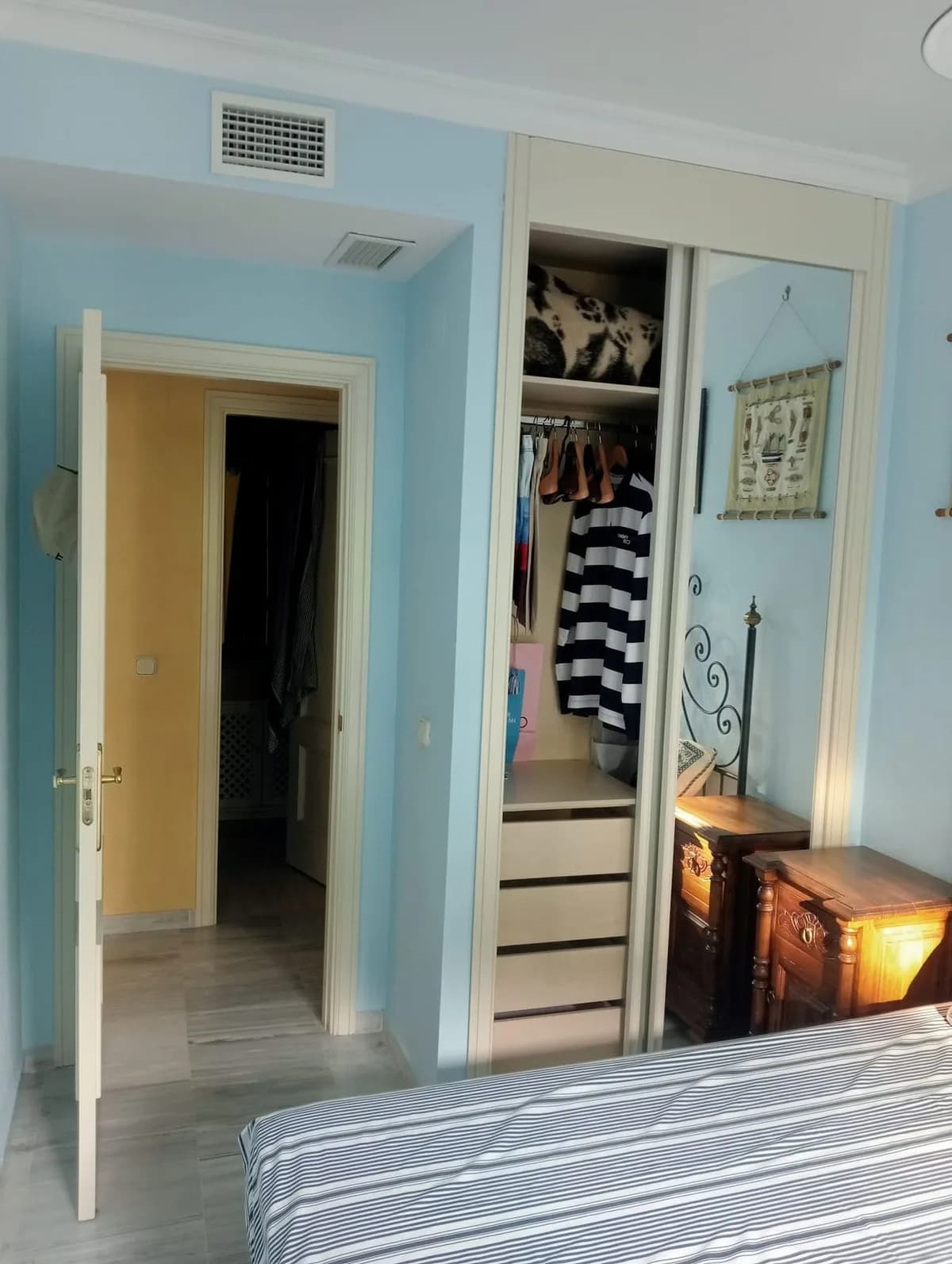 2 Bedroom Middle Floor Apartment for Sale in Marbella, Málaga - Image 4