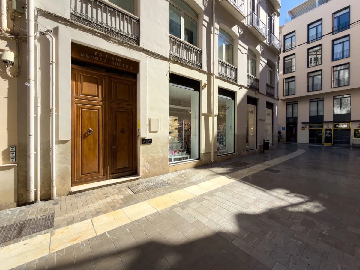 3 Bedroom Middle Floor Apartment for Sale in Centro Histórico, Málaga - Image 2