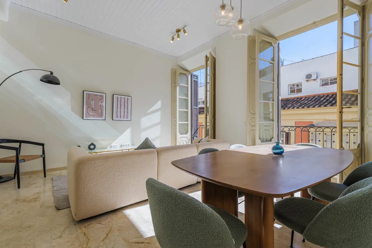 3 Bedroom Middle Floor Apartment for Sale in Centro Histórico, Málaga - Image 3