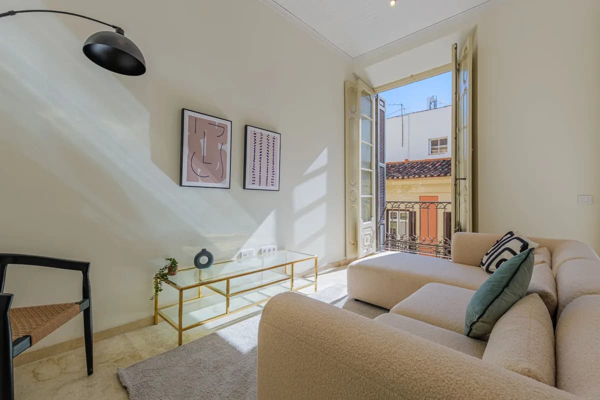 3 Bedroom Middle Floor Apartment for Sale in Centro Histórico, Málaga - Image 4