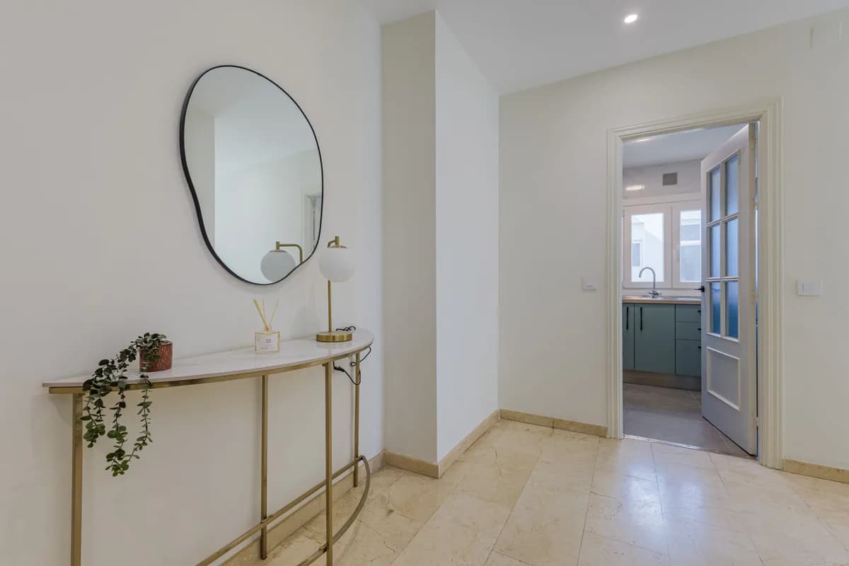 3 Bedroom Middle Floor Apartment for Sale in Centro Histórico, Málaga - Image 5