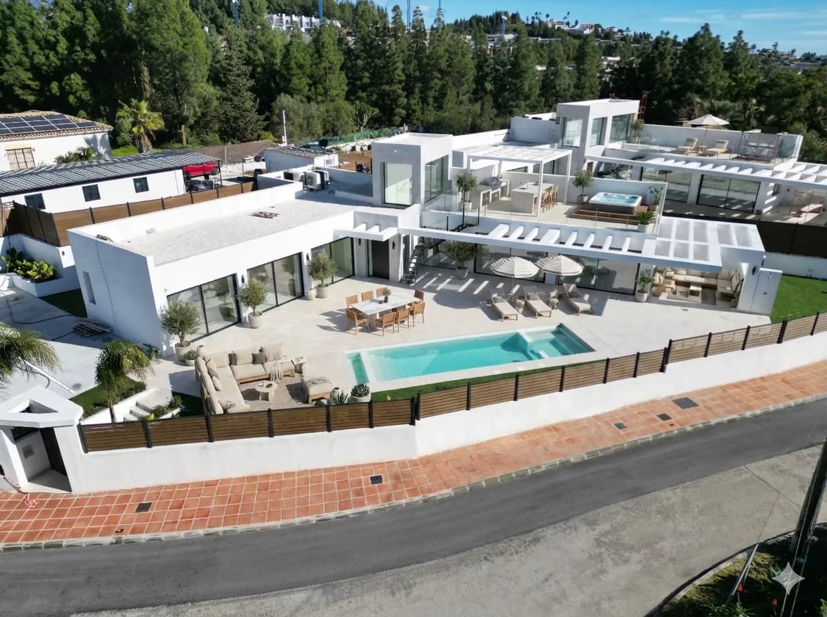 5 Bedroom Detached Villa for Sale in El Chaparral, Málaga