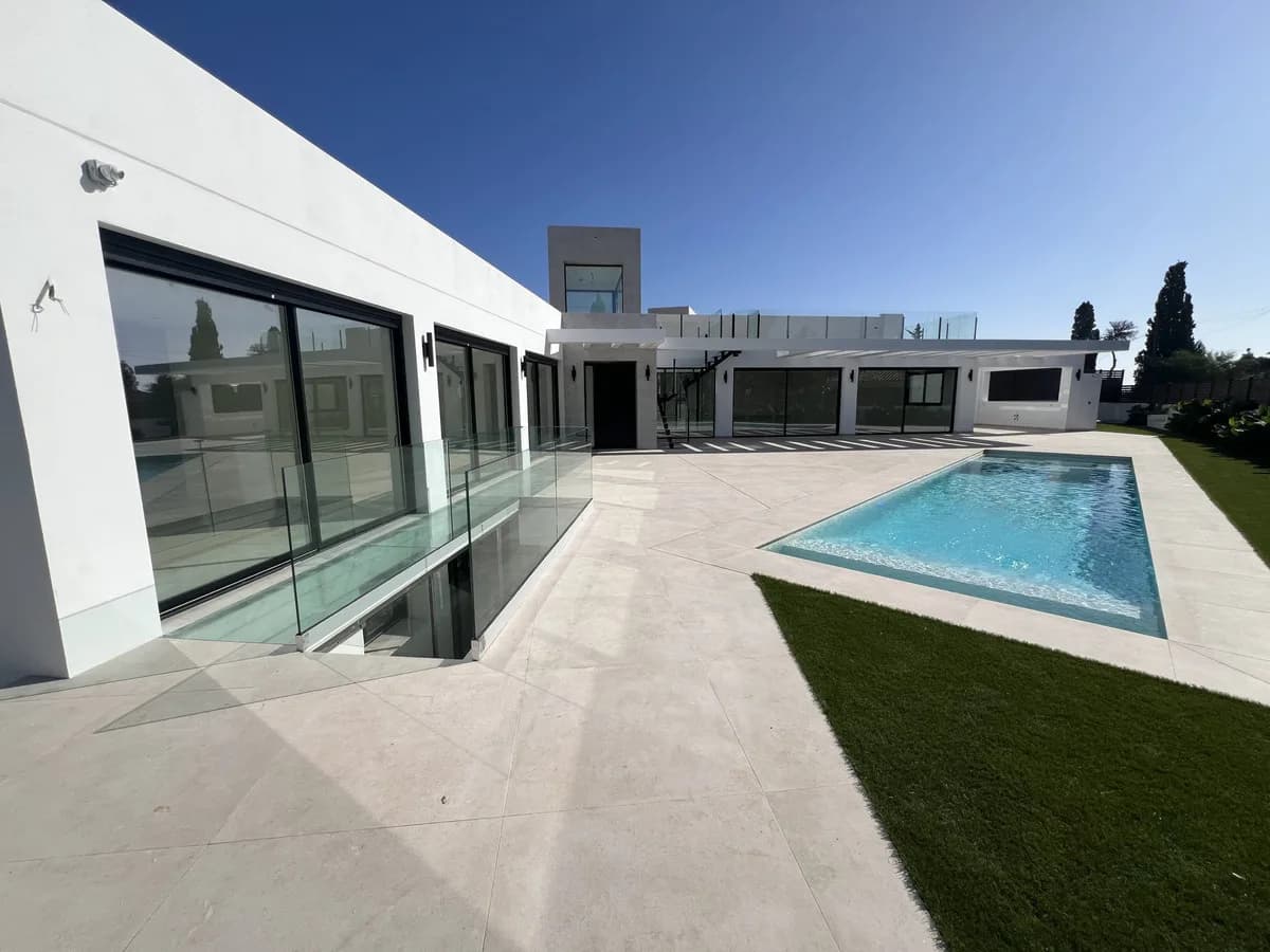 5 Bedroom Detached Villa for Sale in El Chaparral, Málaga - Image 6