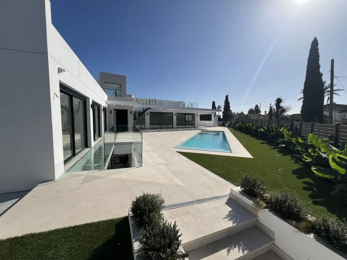 5 Bedroom Detached Villa for Sale in El Chaparral, Málaga - Image 7