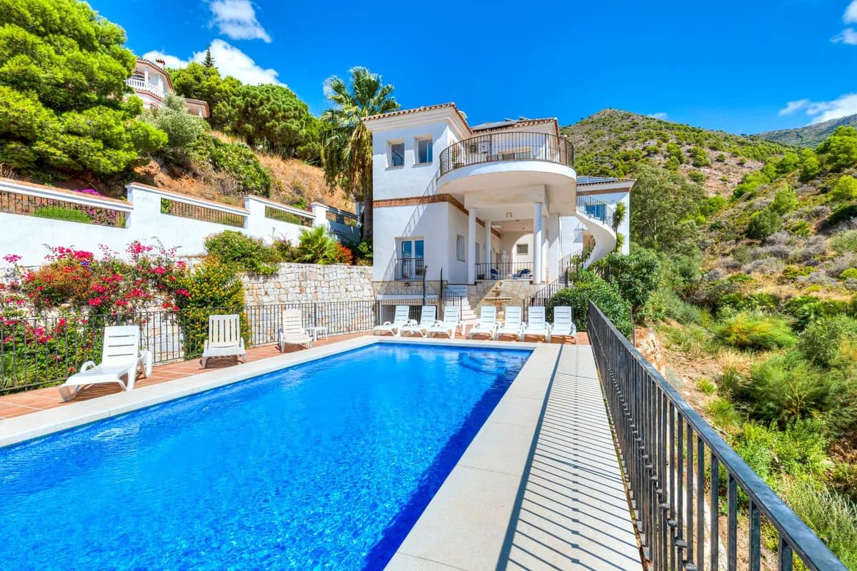 6 Bedroom Detached Villa for Sale in Valtocado, Málaga