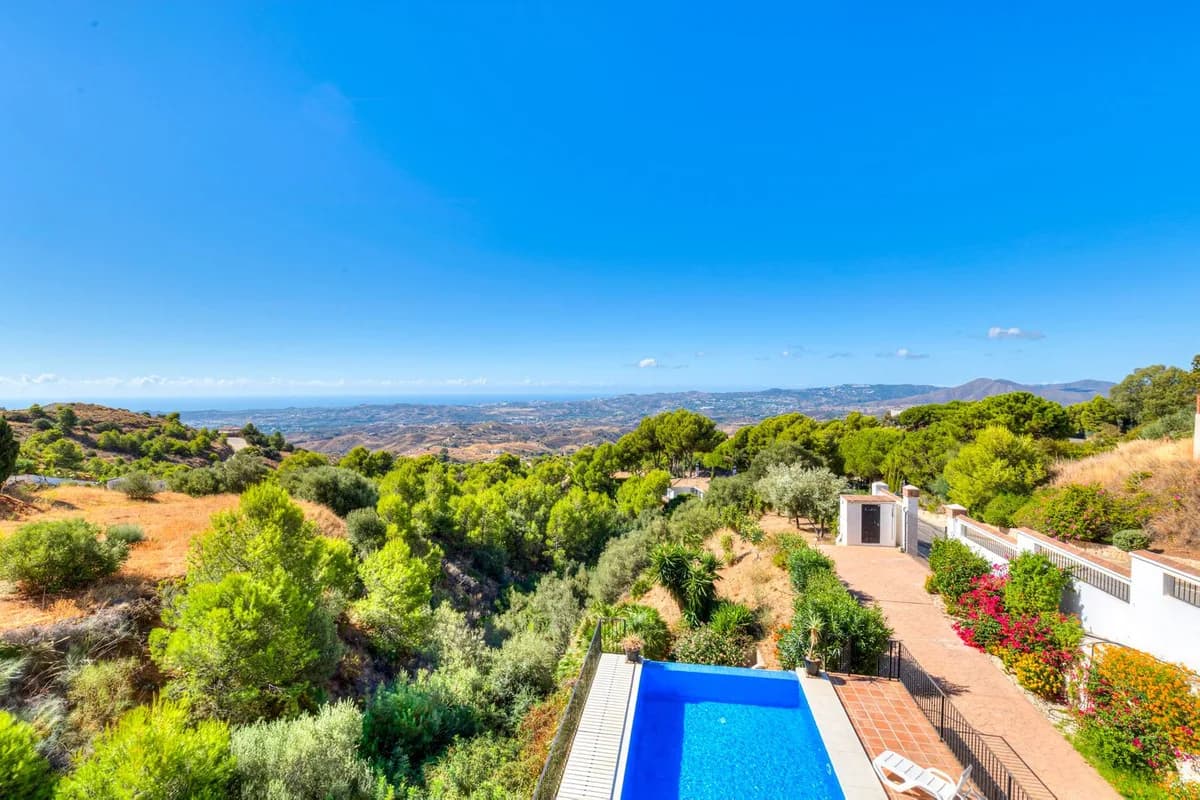 6 Bedroom Detached Villa for Sale in Valtocado, Málaga - Image 2