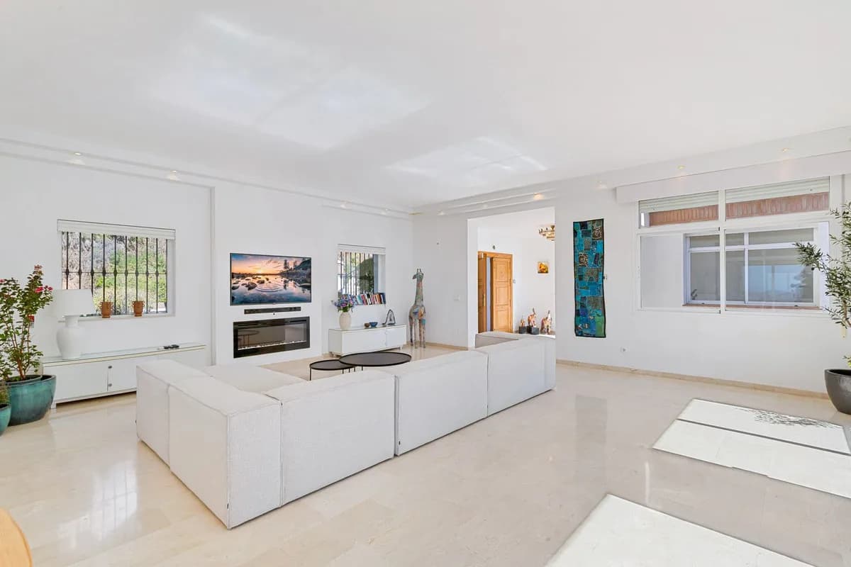 6 Bedroom Detached Villa for Sale in Valtocado, Málaga - Image 4