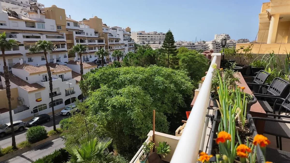 4 Bedroom Middle Floor Apartment for Sale in Torrequebrada, Málaga - Image 2