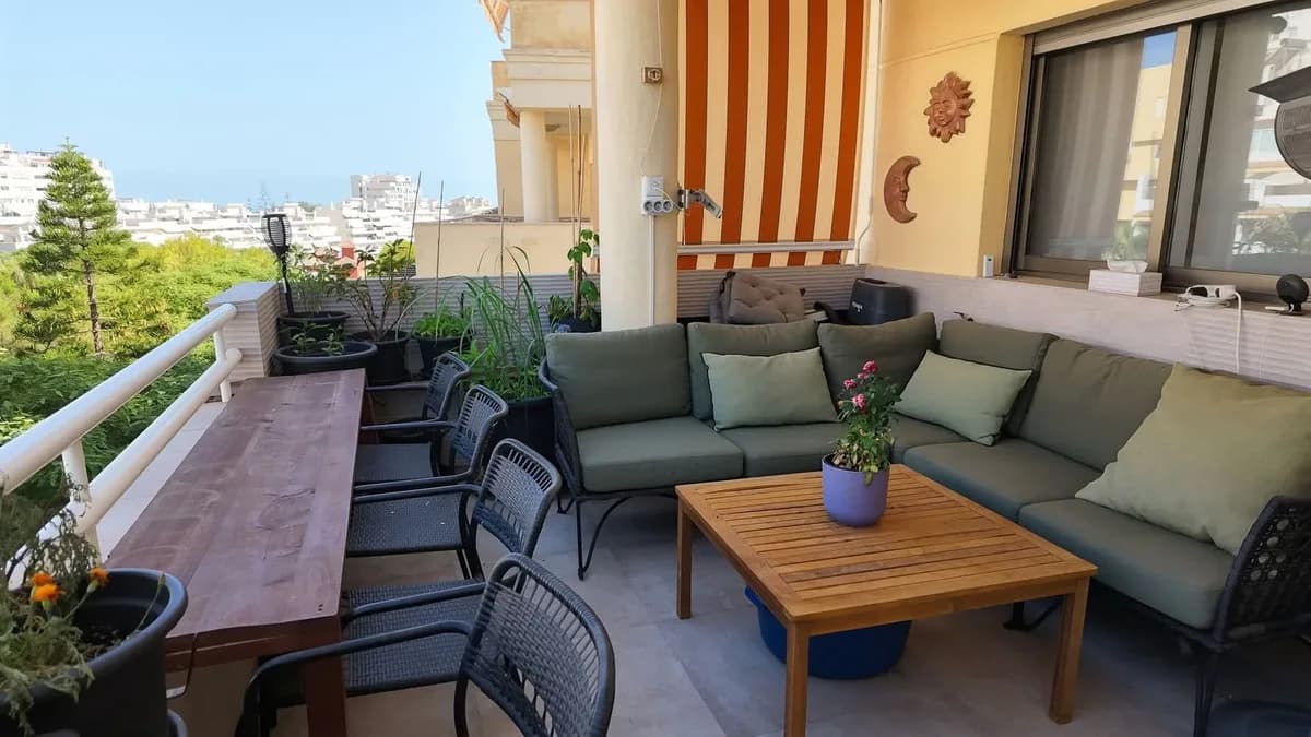 4 Bedroom Middle Floor Apartment for Sale in Torrequebrada, Málaga - Image 3