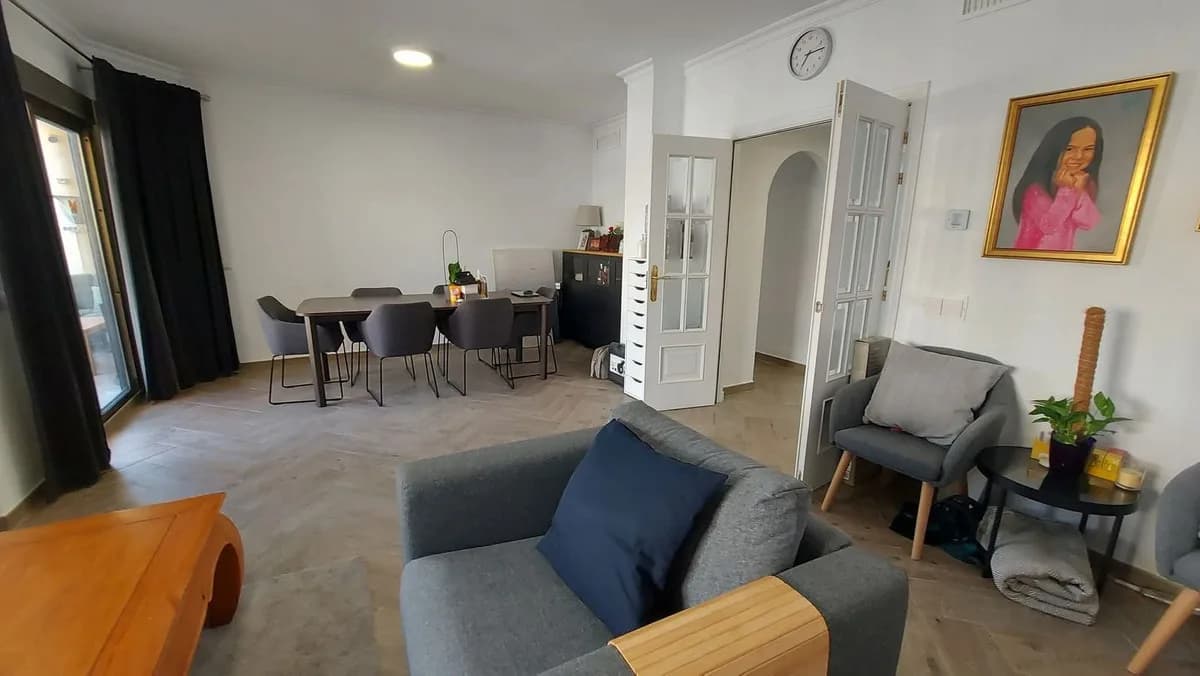 4 Bedroom Middle Floor Apartment for Sale in Torrequebrada, Málaga - Image 4