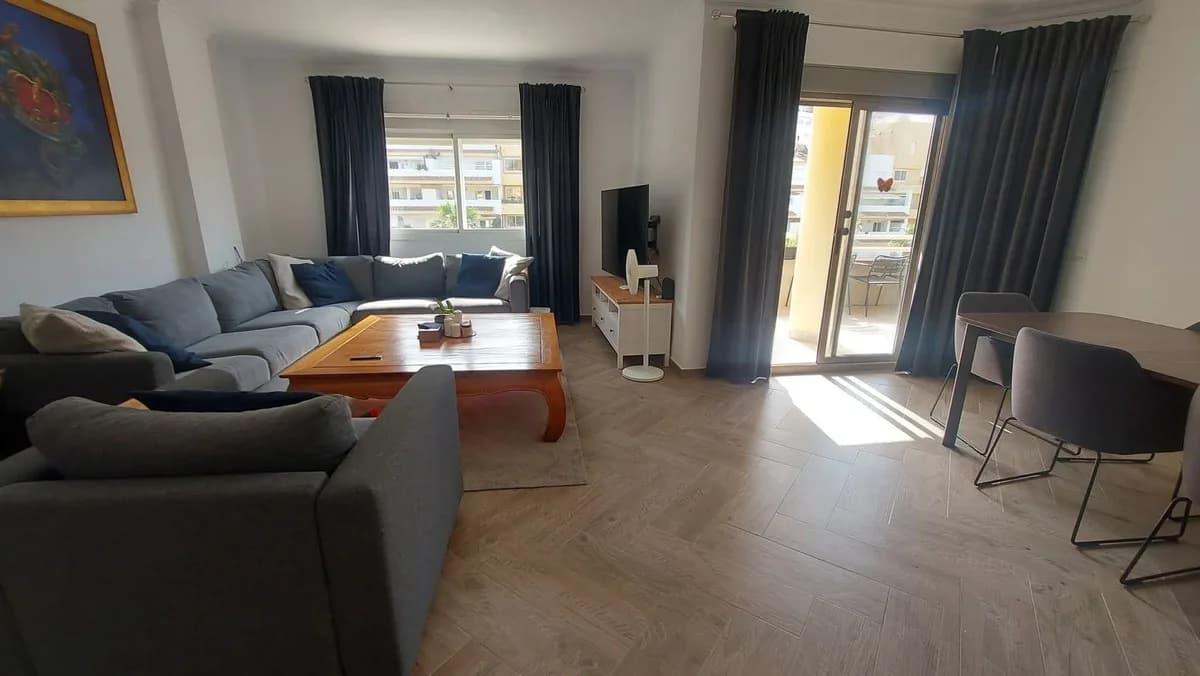 4 Bedroom Middle Floor Apartment for Sale in Torrequebrada, Málaga - Image 5