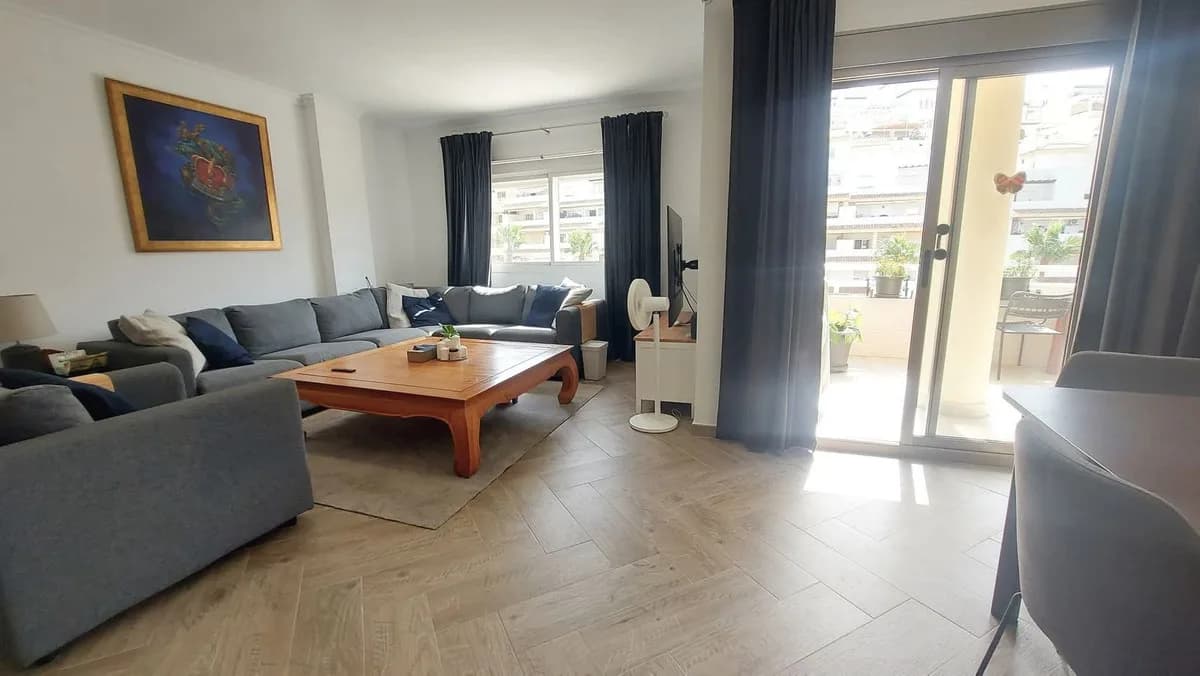 4 Bedroom Middle Floor Apartment for Sale in Torrequebrada, Málaga - Image 6