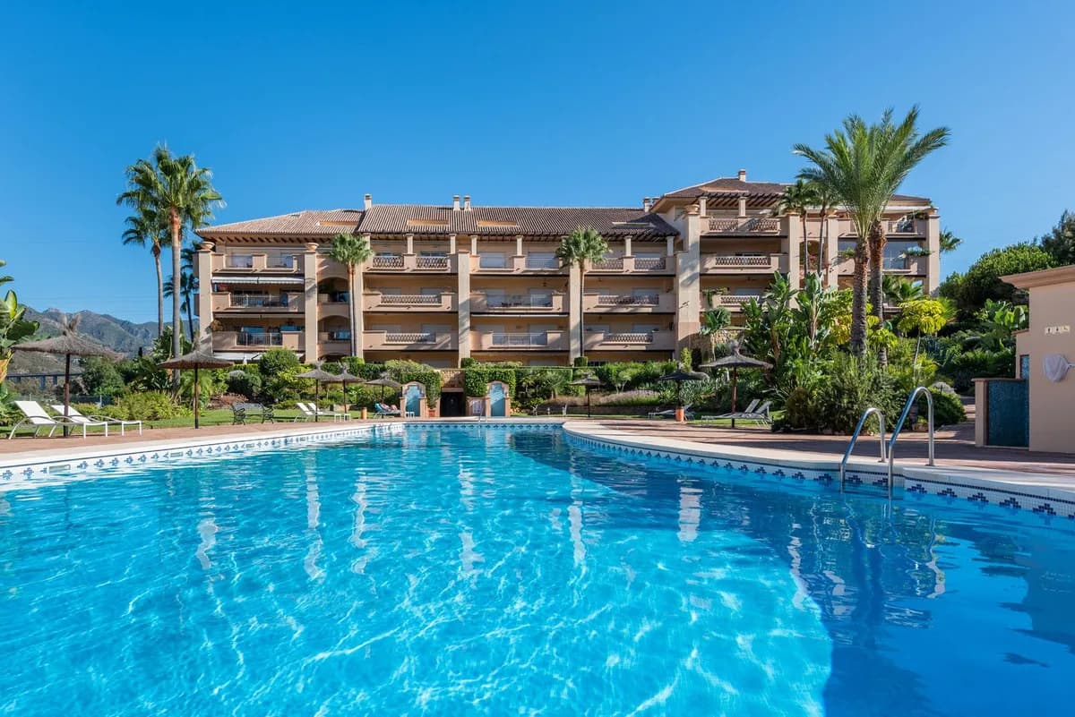 2 Bedroom Middle Floor Apartment for Sale in Río Real, Málaga - Image 2