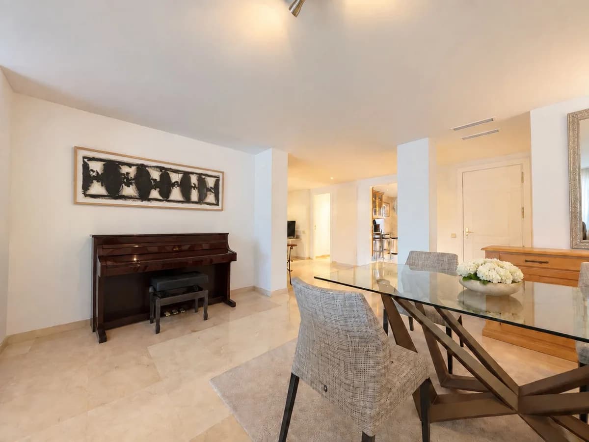 2 Bedroom Middle Floor Apartment for Sale in Río Real, Málaga - Image 4