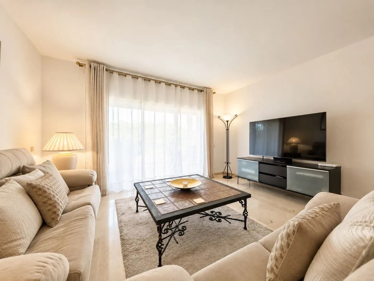 2 Bedroom Middle Floor Apartment for Sale in Río Real, Málaga - Image 5