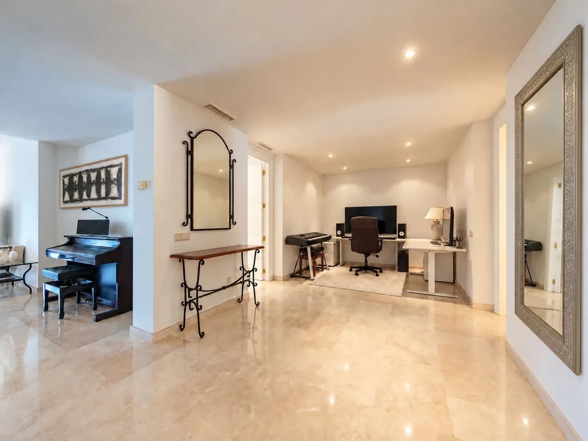 2 Bedroom Middle Floor Apartment for Sale in Río Real, Málaga - Image 7
