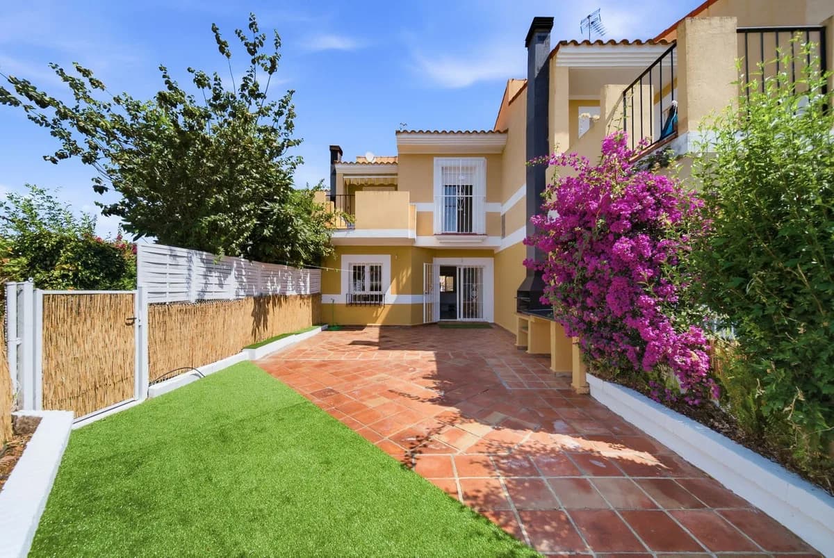 3 Bedroom Townhouse for Sale in La Duquesa, Málaga - Image 2