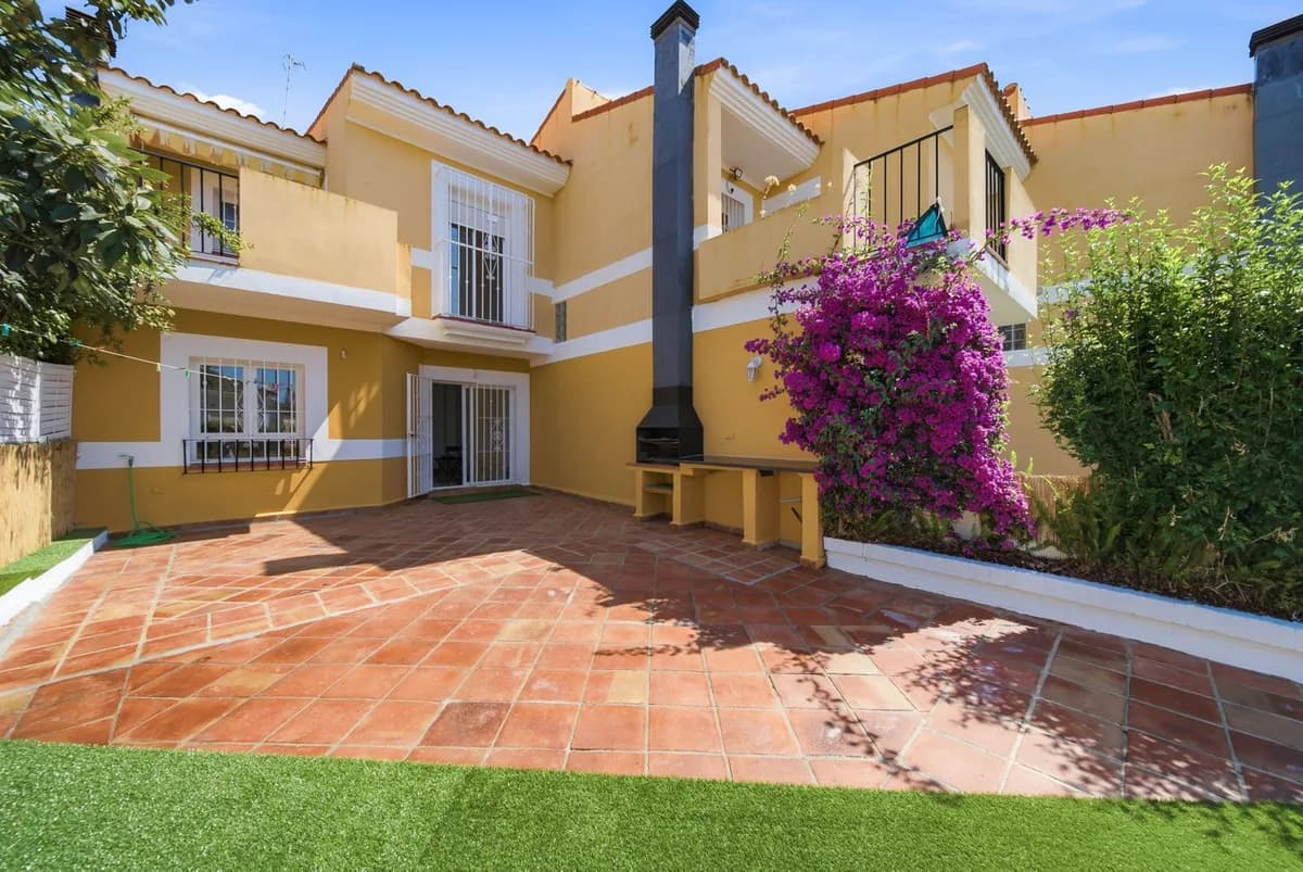 3 Bedroom Townhouse for Sale in La Duquesa, Málaga - Image 3