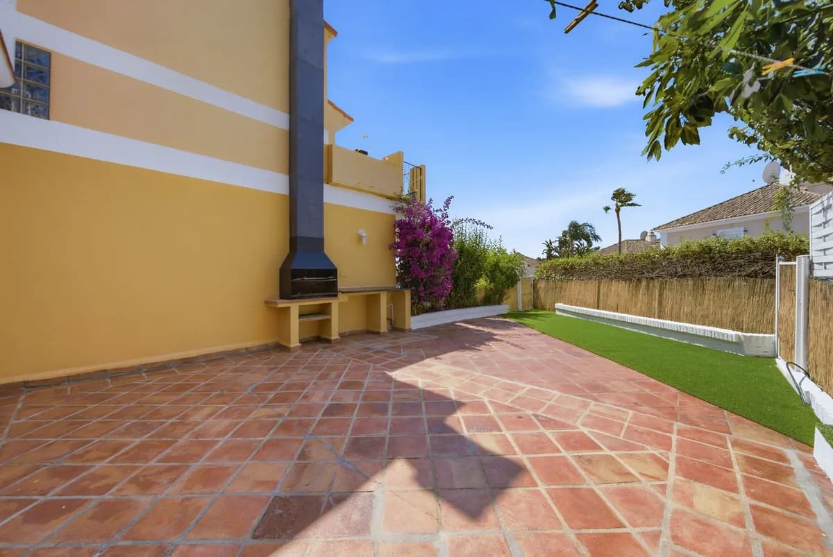 3 Bedroom Townhouse for Sale in La Duquesa, Málaga - Image 4