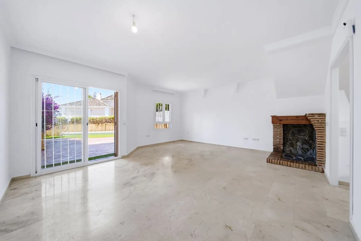 3 Bedroom Townhouse for Sale in La Duquesa, Málaga - Image 6