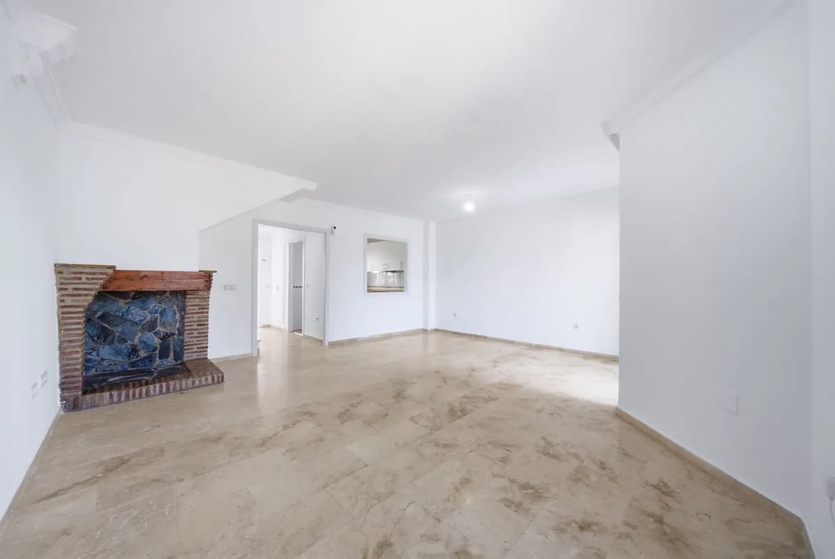 3 Bedroom Townhouse for Sale in La Duquesa, Málaga - Image 8