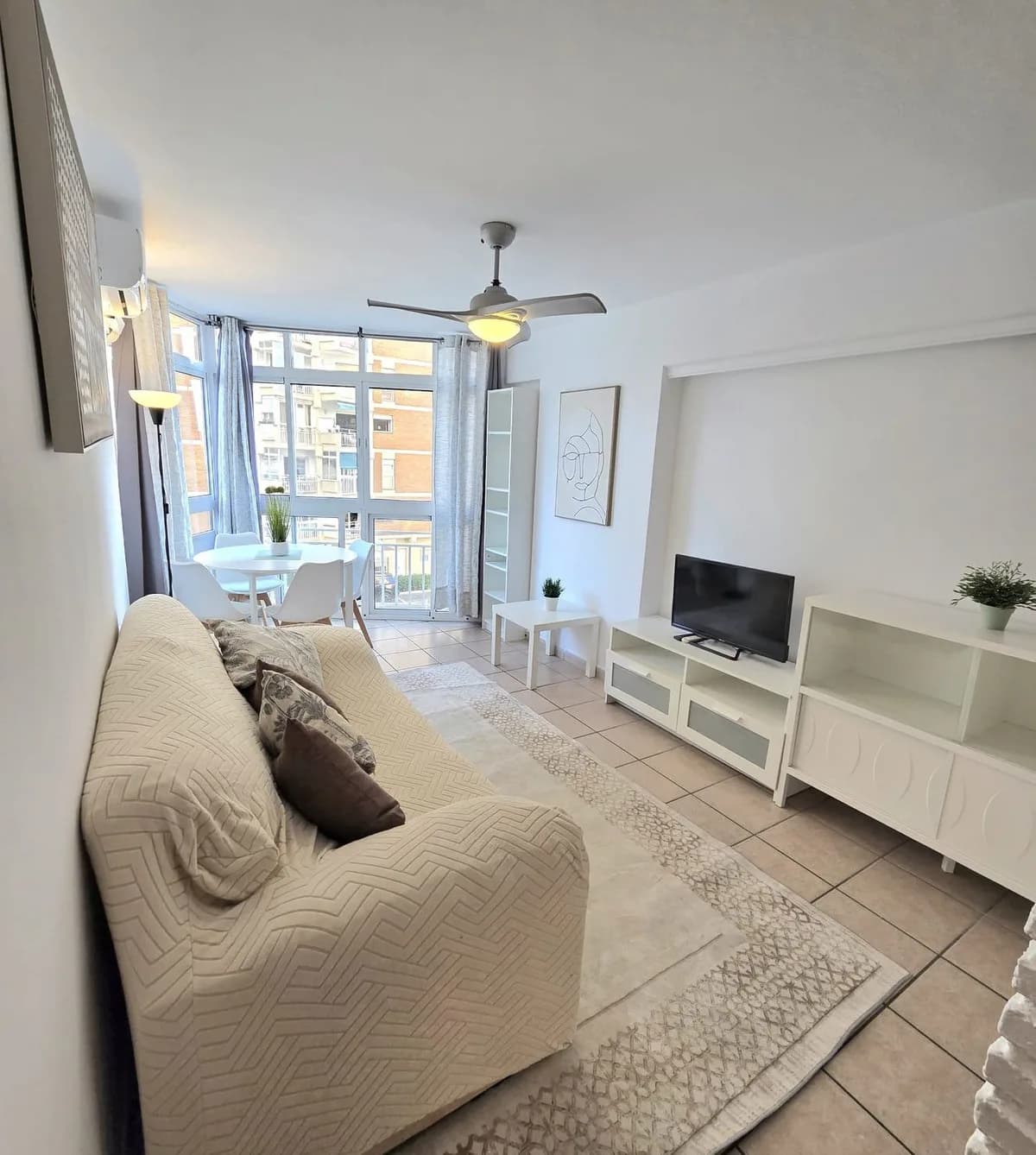 2 Bedroom Middle Floor Apartment for Sale in Benalmadena, Málaga