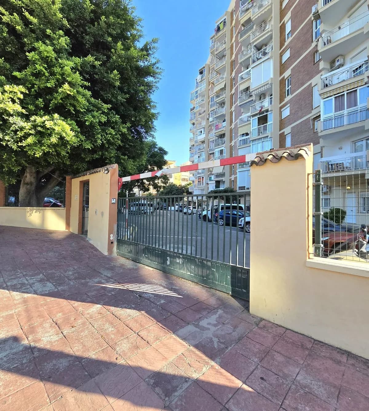 2 Bedroom Middle Floor Apartment for Sale in Benalmadena, Málaga - Image 2