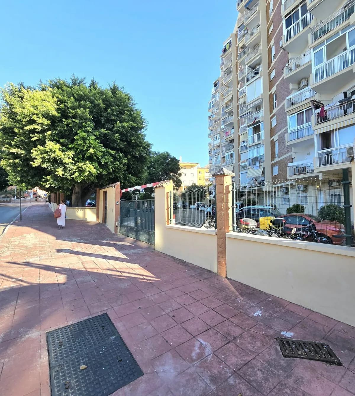 2 Bedroom Middle Floor Apartment for Sale in Benalmadena, Málaga - Image 3