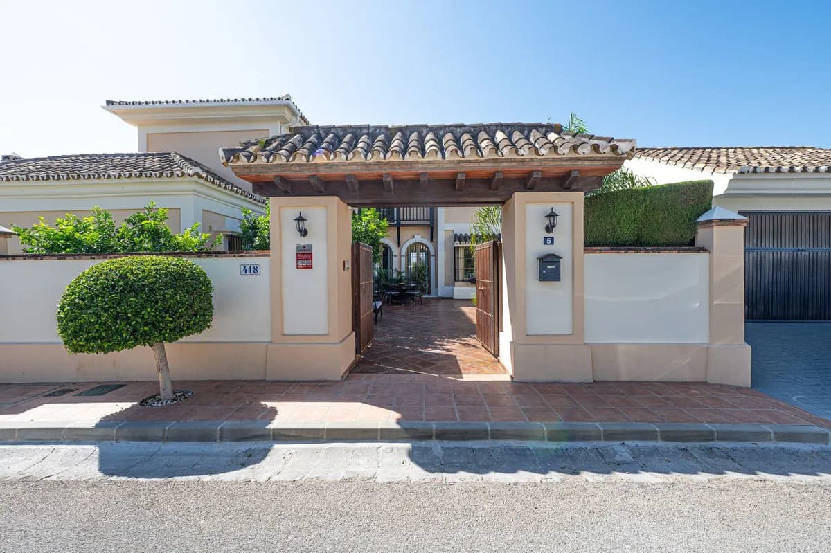 4 Bedroom Detached Villa for Sale in Mijas Golf, Málaga - Image 2