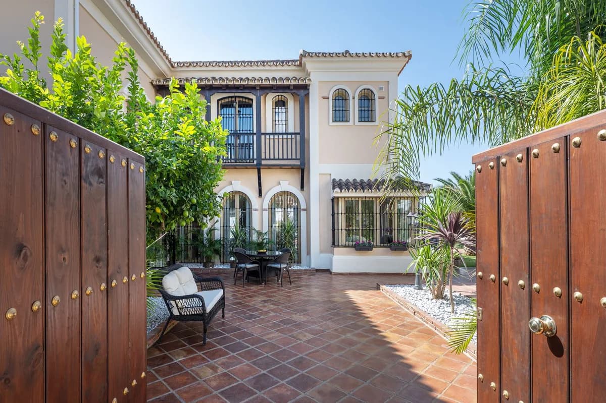 4 Bedroom Detached Villa for Sale in Mijas Golf, Málaga - Image 3