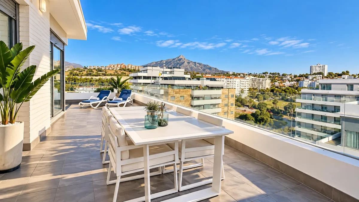 2 Bedroom Penthouse for Sale in Nueva Andalucía, Málaga