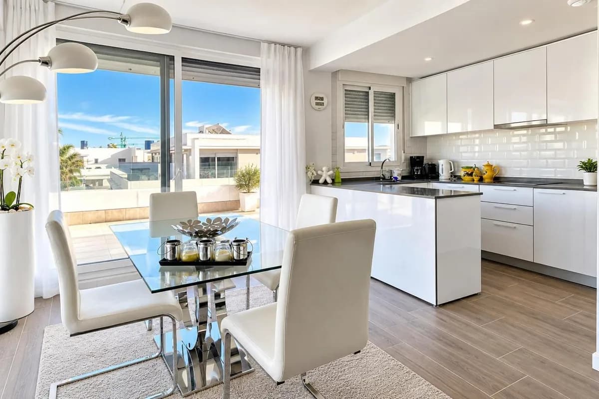 2 Bedroom Penthouse for Sale in Nueva Andalucía, Málaga - Image 5