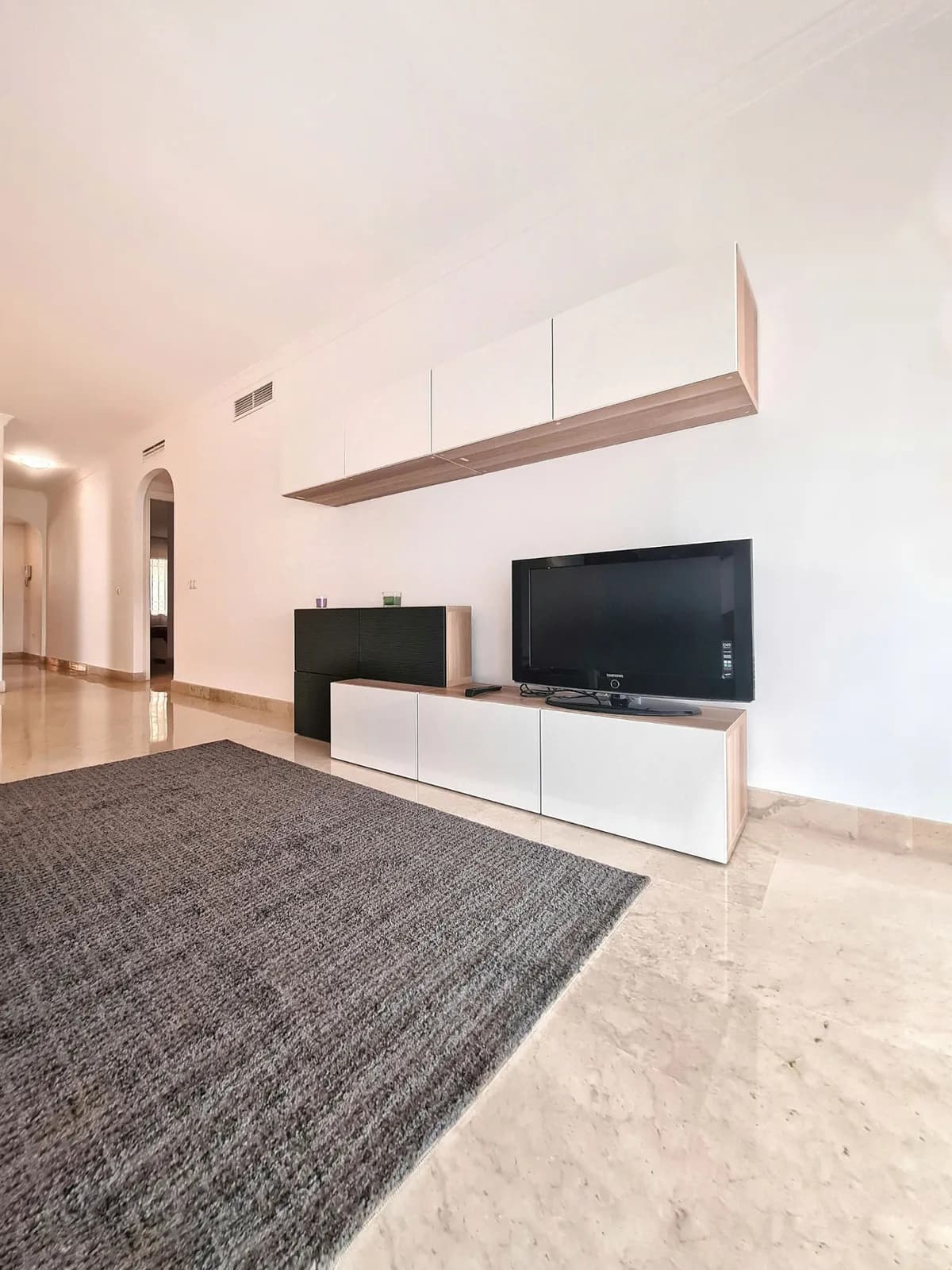 3 Bedroom Middle Floor Apartment for Sale in Elviria, Málaga - Image 3