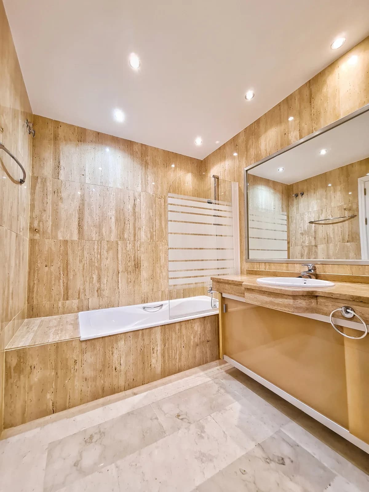 3 Bedroom Middle Floor Apartment for Sale in Elviria, Málaga - Image 4