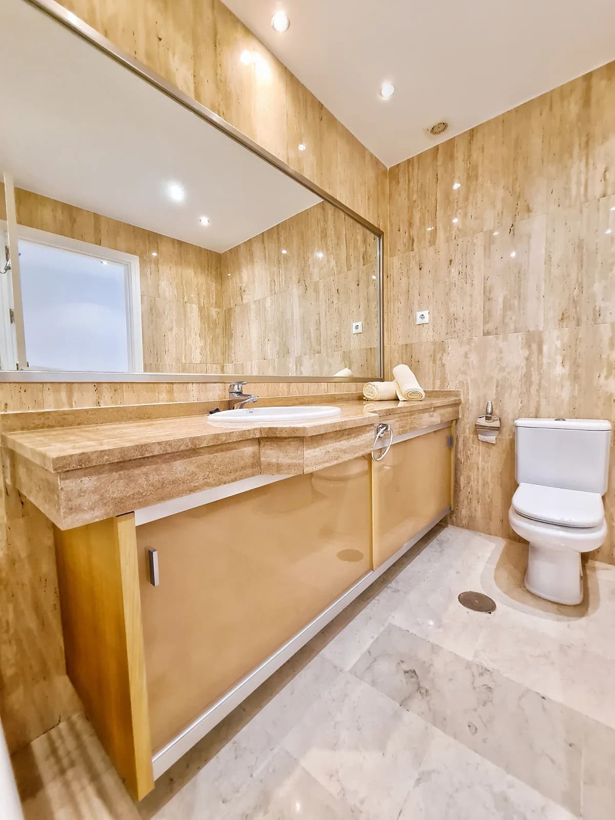 3 Bedroom Middle Floor Apartment for Sale in Elviria, Málaga - Image 5