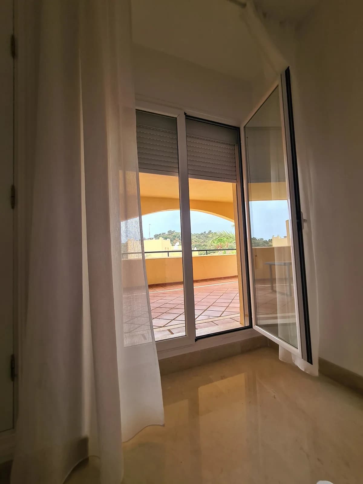 3 Bedroom Middle Floor Apartment for Sale in Elviria, Málaga - Image 8