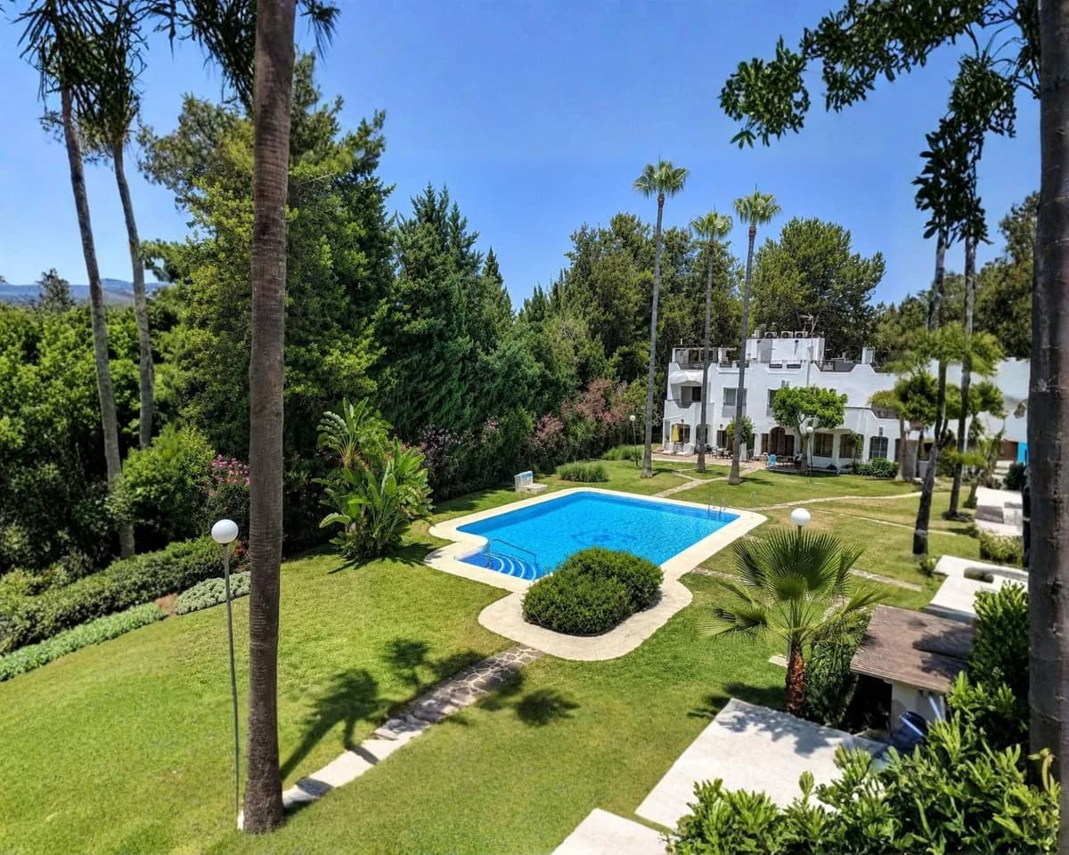 4 Bedroom Townhouse for Sale in Nueva Andalucía, Málaga - Image 2