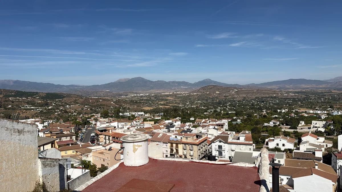 2 Bedroom Townhouse for Sale in Alhaurín el Grande, Málaga - Image 2