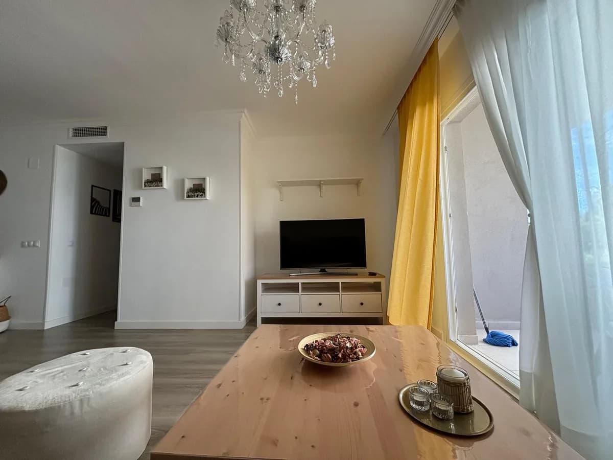 3 Bedroom Middle Floor Apartment for Sale in Marbella, Málaga - Image 4