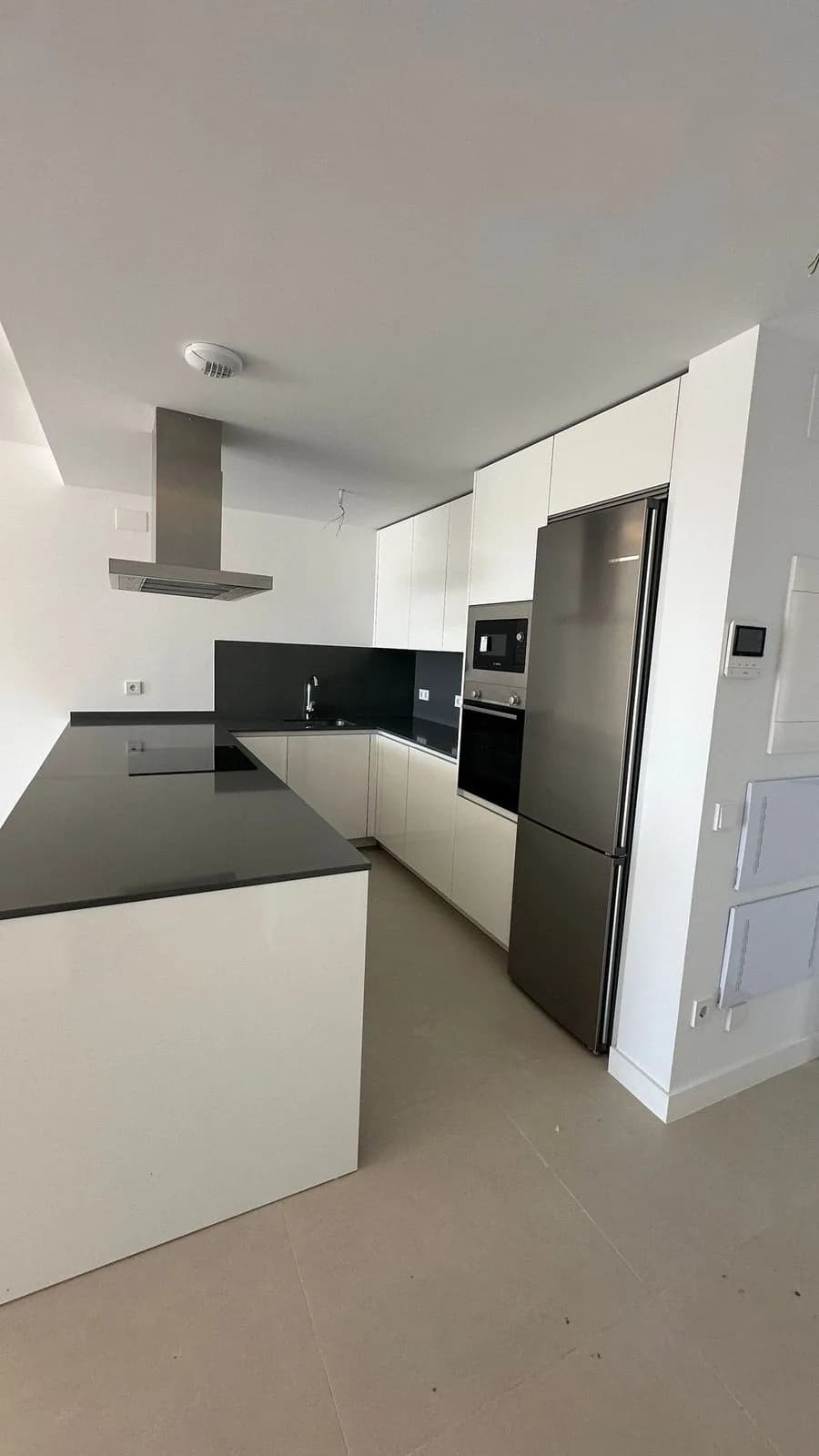2 Bedroom Middle Floor Apartment for Sale in Estepona, Málaga - Image 4