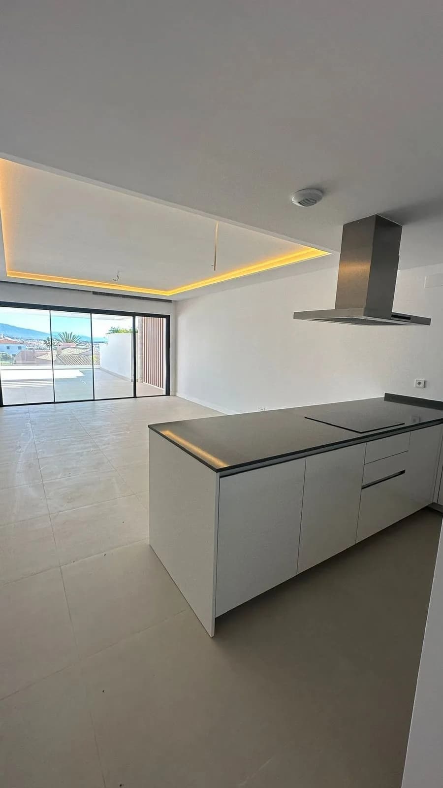 2 Bedroom Middle Floor Apartment for Sale in Estepona, Málaga - Image 5