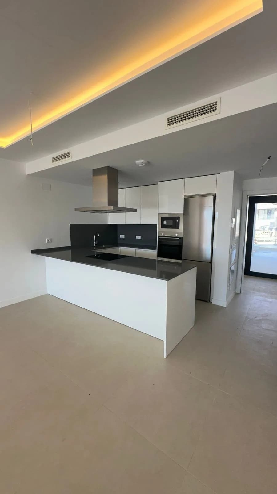 2 Bedroom Middle Floor Apartment for Sale in Estepona, Málaga - Image 7