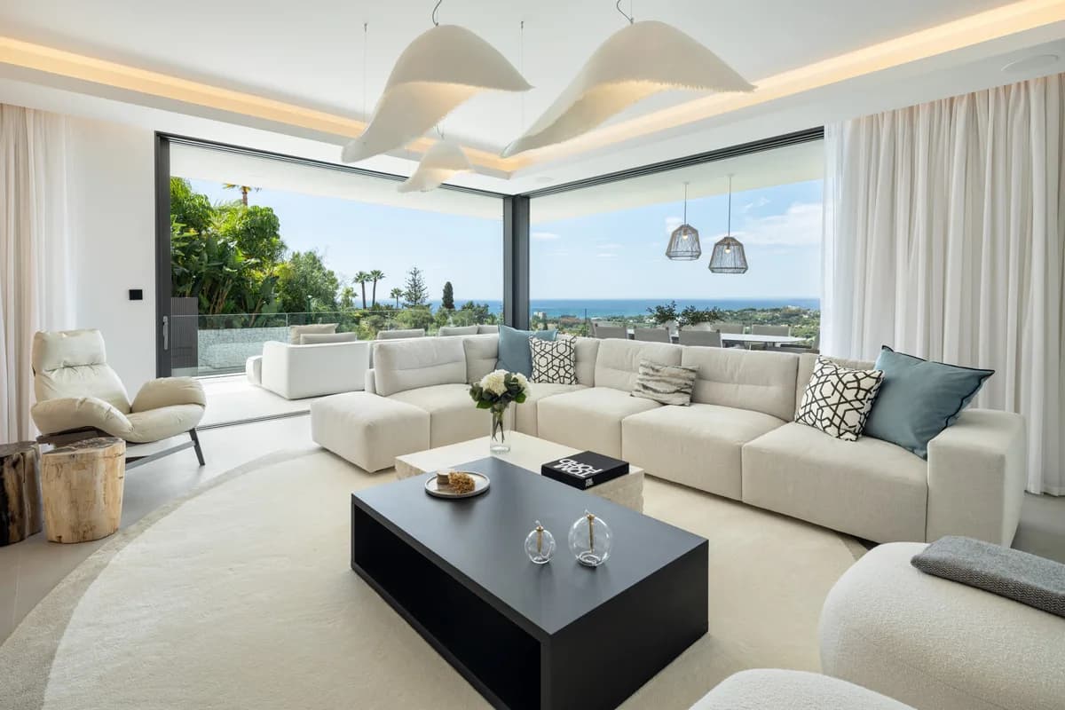 4 Bedroom Detached Villa for Sale in El Rosario, Málaga - Image 2