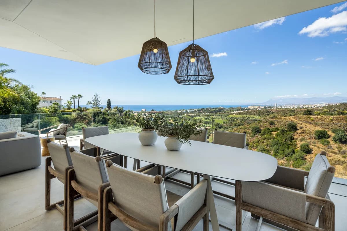 4 Bedroom Detached Villa for Sale in El Rosario, Málaga - Image 3