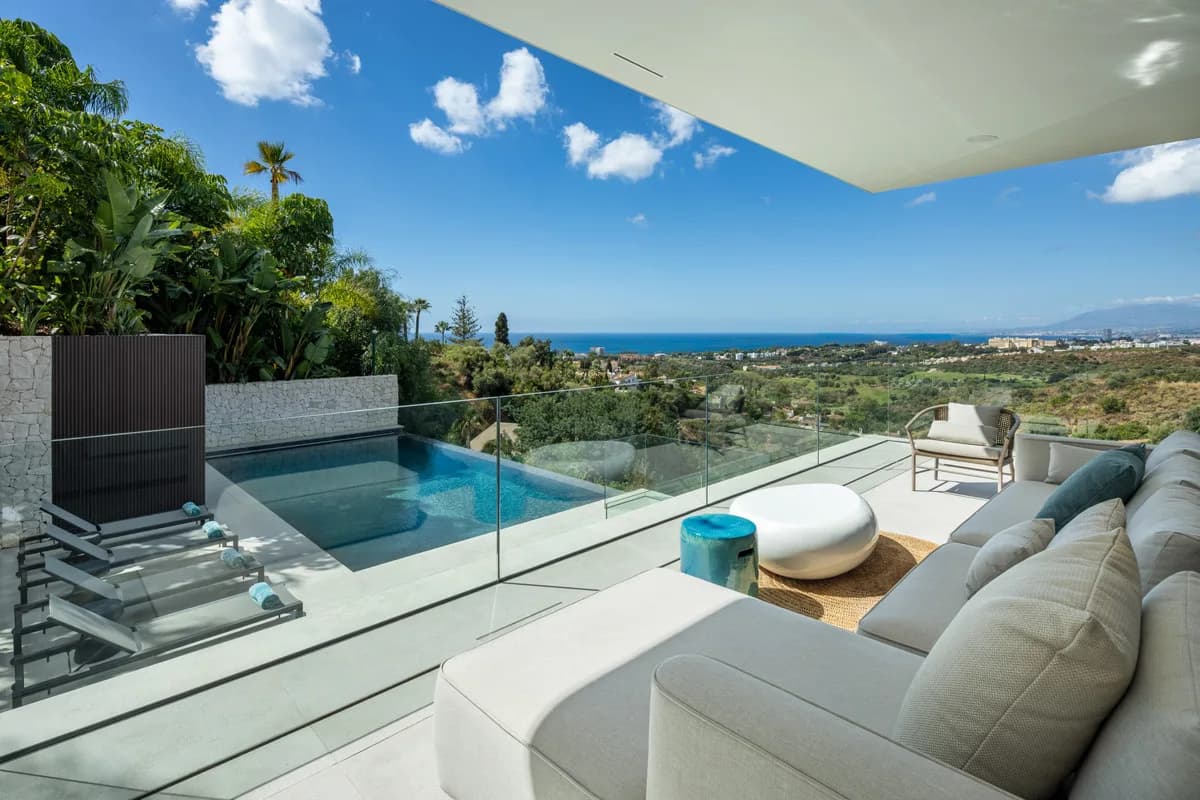 4 Bedroom Detached Villa for Sale in El Rosario, Málaga - Image 4